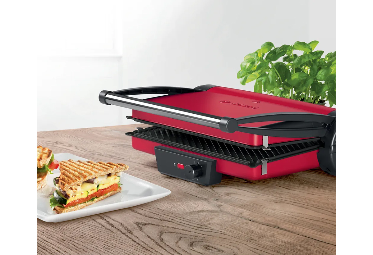 Απεικονίζεται η τοστιέρα σε μια κουζίνα 